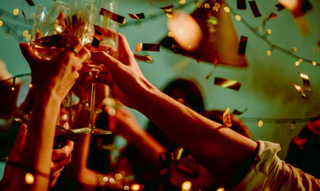 Почему мы пьем шампанское на Новый год