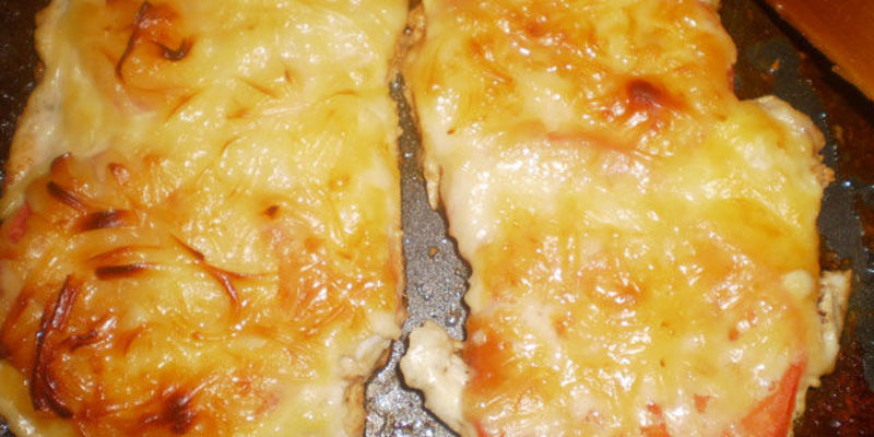 Куриная грудка с помидорами и сыром в духовке. Филе курицы в духовке с помидорами и сыром. Куриное филе запеченное с помидорами и сыром. Филе под сыром с помидорами в духовке. Грудка куриная запеченная в духовке с помидорами и сыром.