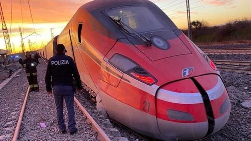 В Италии скоростной поезд сошел с рельсов, два человека погибли