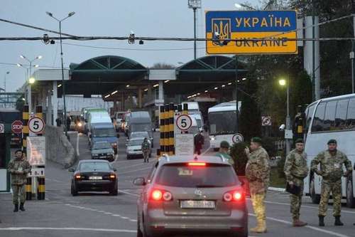 Я закордоном, а в’їзд в Україну закривають. Що робити?