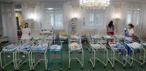 Десятки младенцев, рожденных от суррогатных матерей для иностранцев, застряли в Украине