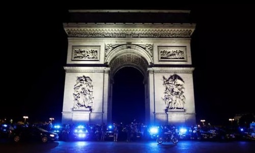 Парижские полицейские устроили ночную манифестацию у Триумфальной арки