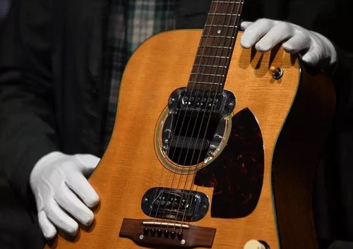 Гитару Курта Кобейна продали на аукционе за рекордные 6 млн долларов