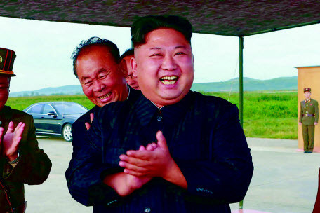 Ким Чен Ын пообещал закидать Южную Корею мусором