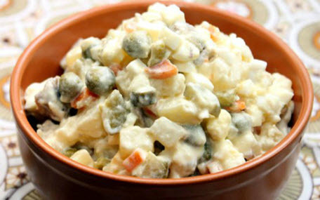 Бабусині страви: "Пісний салат олів'є з грибами"