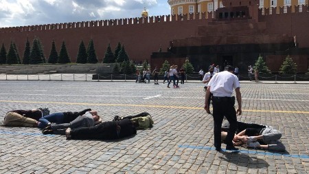 На Красной площади задержали активистов, выложивших телами надпись "2036"