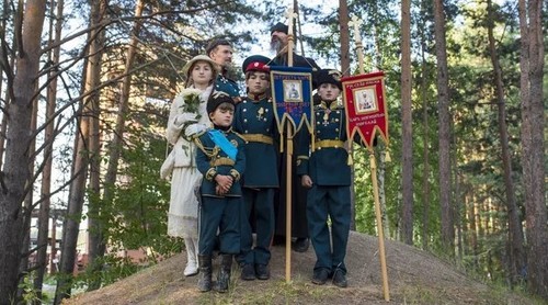 Во имя Николая II, последнего царя России, убитого в Екатеринбурге большевиками