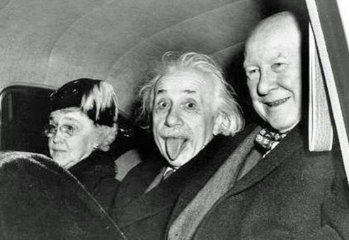 Полная фотография с Эйнштейном и его языком вот такая!
