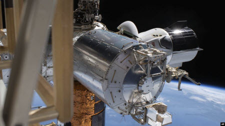 Американские астронавты возвращаются на Землю в капсуле SpaceX Dragon