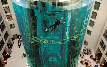 АкваДом – самый крупный цилиндрический аквариум в мире
