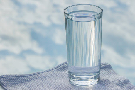 Почему полезно пить теплую воду натощак