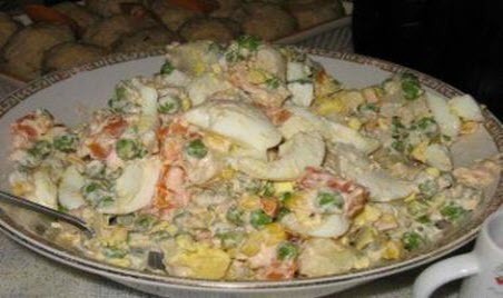 Бабусині страви: "Пісний салат з картоплі, маринованих огірків і квасолі"