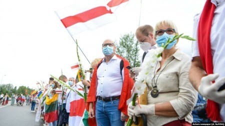 Десятки тисяч людей утворили живий ланцюг від Вільнюса до кордону з Білоруссю