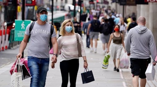 В Нидерландах отказываются от защитных масок, в Париже — наоборот: как в Европе снова вводят ограничения
