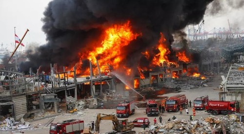 На складе в порту Бейрута начался масштабный пожар