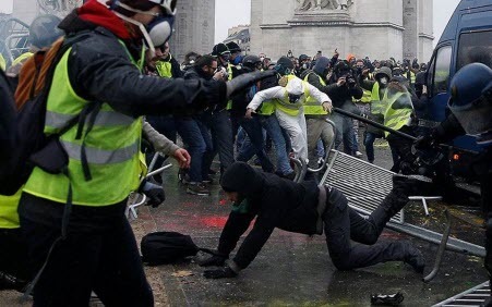 «Желтые жилеты» вернулись с протестами на улицы Франции