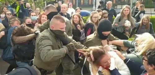 "Единственный способ остановить насилие": почему протестующие срывают маски с белорусской милиции