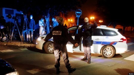 В пригороде Парижа обезглавили учителя, задержаны девять человек