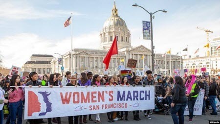 Жіночі марші - учасники виступають проти номінантки Трампа до Верховного суду та проти переобрання Трампа