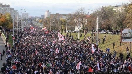 На вулиці Мінська вийшли десятки тисяч протестувальників