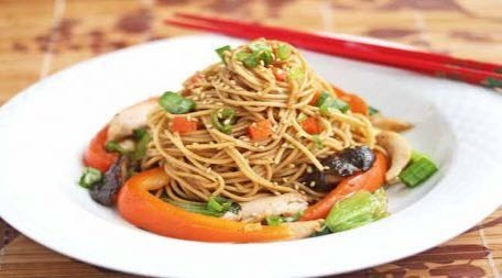 Бабусині страви: "Локшина по-китайськи з смаженими овочами"
