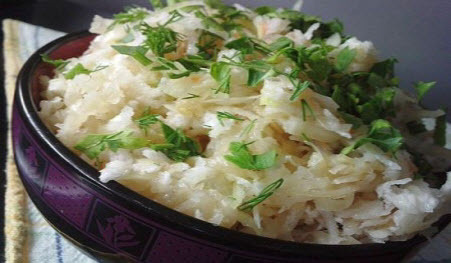 Бабусині страви: "Салат з білої редьки з зеленню"