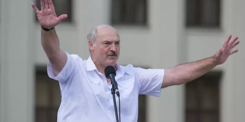 Лукашенко — сотрудникам МВД: Отступать некуда, «в плен» больше никого не берем