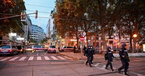 Теракт в Вене: как минимум четверо погибших, один нападавший застрелен, второй разыскивается