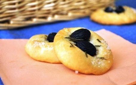 Бабусині страви: "Коржики з маслинами і розмарином"