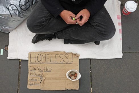 Раздали как-то исследователи бездомным $5700…