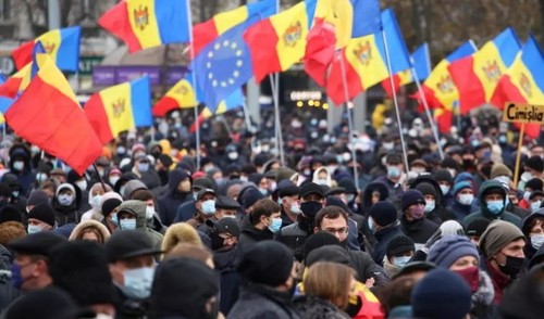 В Кишиневе десятки тысяч демонстрантов потребовали оставки правительства