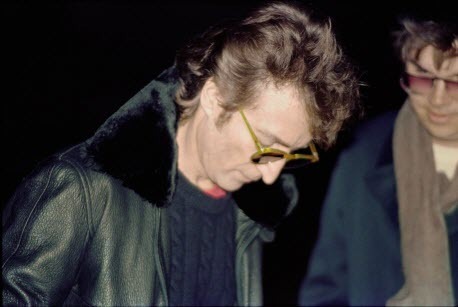 Фанат хотел получить от Джона Леннона автограф. Спустя несколько часов он его застрелил