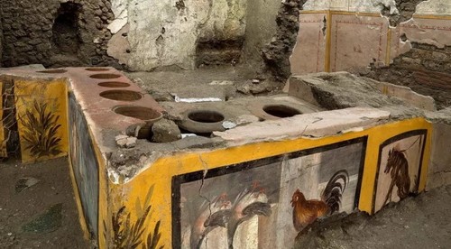 Археологи обнаружили в Помпеях покрытый фресками термополиум