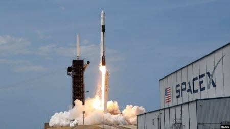 Компанія Ілона Маска SpaceX виграла тендер на запуск сателітів Пентагону у космос
