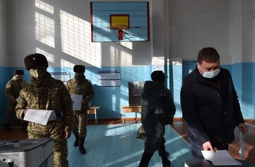 Популист, заключенный, президент: на выборах в Киргизии побеждает осужденный похититель
