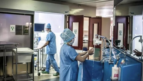 Во Франции провели первую в мире операцию по пересадке обеих рук и плечей