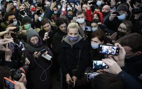 Первая леди: Россия испытывает симпатию к женщине, которая "спасла" Алексея Навального