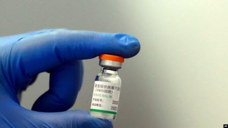 Побічні ефекти, алергія, довіра до вакцини з Китаю: лікарі відповідають на найпоширеніші запитання про щеплення від COVID-19