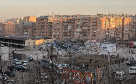 Во Владикавказе после взрыва обрушился торговый центр