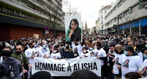 В пригороде Парижа тысячи людей вышли на марш памяти 14-летней девочки