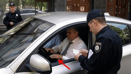 Водіям встановили жорсткі правила поведінки при зупинці автомобіля поліцією