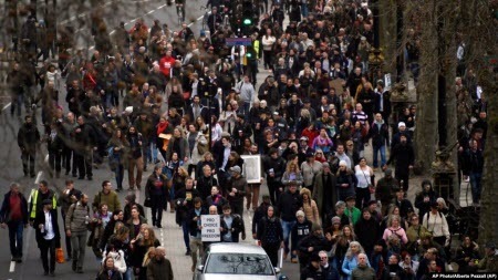 Польща, Франція поновлюють карантинні обмеження, у Лондоні протестують проти локдауну