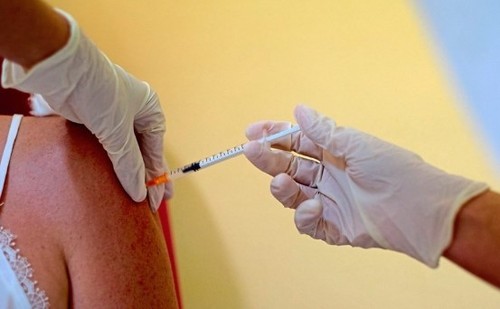 Вакцины против коронавируса: у женщин больше побочных эффектов