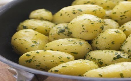 Бабусині страви: "Молода картопля зі сметаною та кропом"