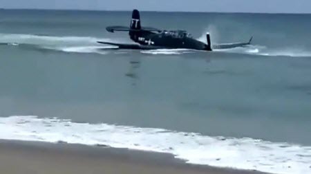 У Флориді пілот літака часів Другої світової приводнився просто на пляжі