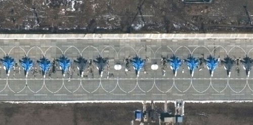 Спутниковые снимки показывают усиление наращивания военной мощи России около Украины