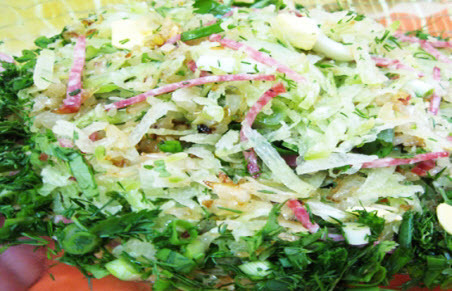 Бабусині страви: "Салат з редькою і ковбасою"