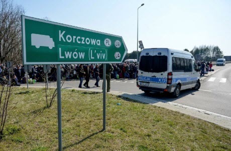 У Польщі українських заробітчан будуть вакцинувати на кордоні