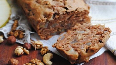 Бабусині страви: "Медовий кекс з грушею, шоколадом і горіхами"