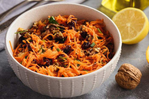 Мамины секреты "Витаминный салатик из моркови с клюквой, чесноком и орехами"